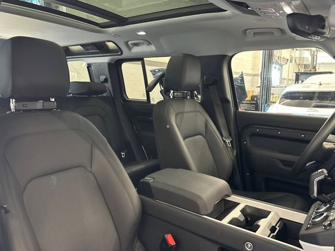 Used 2025 Land Rover Defender 110 S image 31