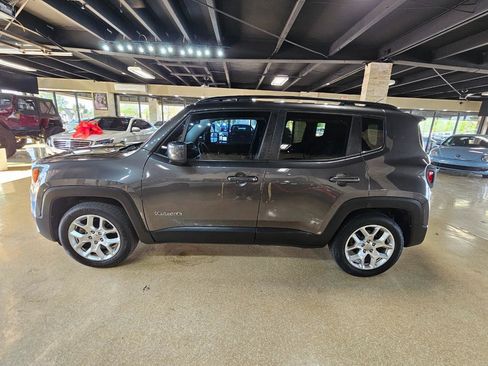 Used 2016 Jeep Renegade Latitude w/ Popular Equipment Group image 4