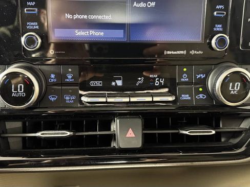 Used 2020 Toyota Highlander XLE AWD/4WD image 23