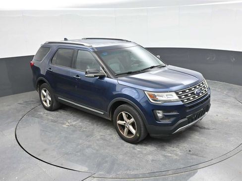 Used 2016 Ford Explorer XLT w/ Equipment Group 202A AWD/4WD image 18