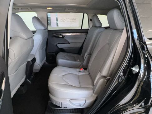 New 2026 Toyota Highlander Platinum image 15