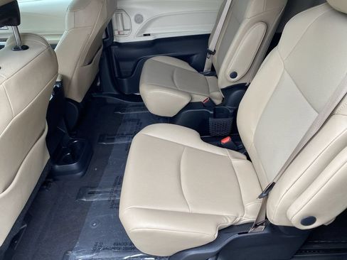 Certified 2023 Toyota Sienna XLE FWD image 22