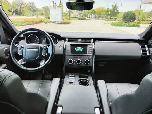 Used 2017 Land Rover Discovery SE image 19