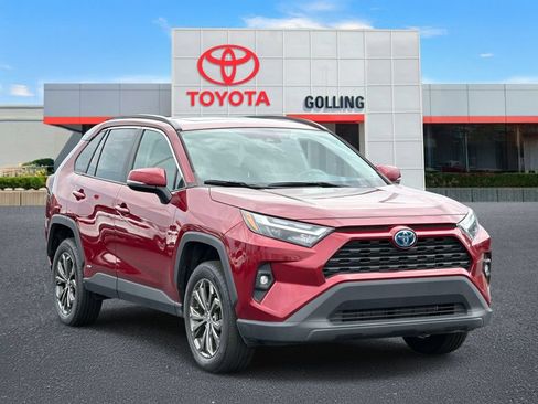 Used 2022 Toyota RAV4 XLE Premium AWD/4WD image 7
