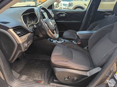 Used 2015 Jeep Cherokee Latitude w/ Comfort/Convenience Group AWD/4WD image 11