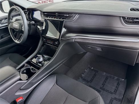 Used 2023 Jeep Grand Cherokee Laredo image 31