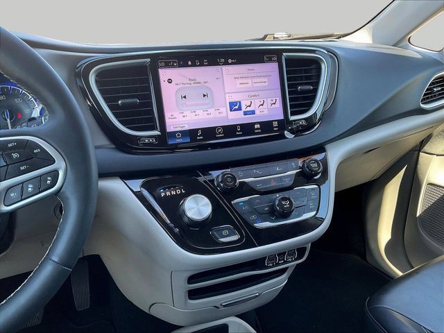 Used 2024 Chrysler Pacifica Touring-L FWD image 11