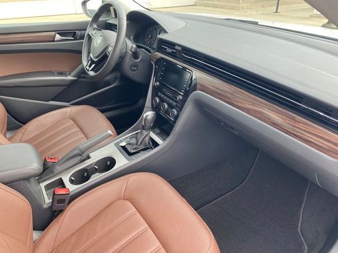 Used 2022 Volkswagen Passat 2.0T image 7