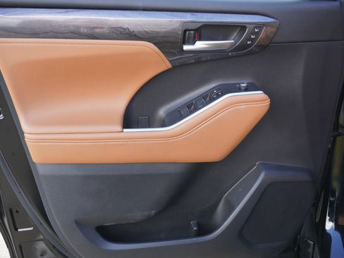 Used 2024 Toyota Highlander Platinum image 22