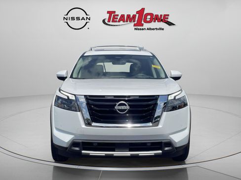 Used 2025 Nissan Pathfinder Platinum FWD image 2