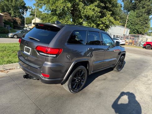 Used 2017 Jeep Grand Cherokee Altitude AWD/4WD image 4