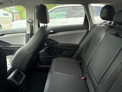 Used 2023 Volkswagen Taos SE w/ Panoramic Sunroof Package FWD image 10