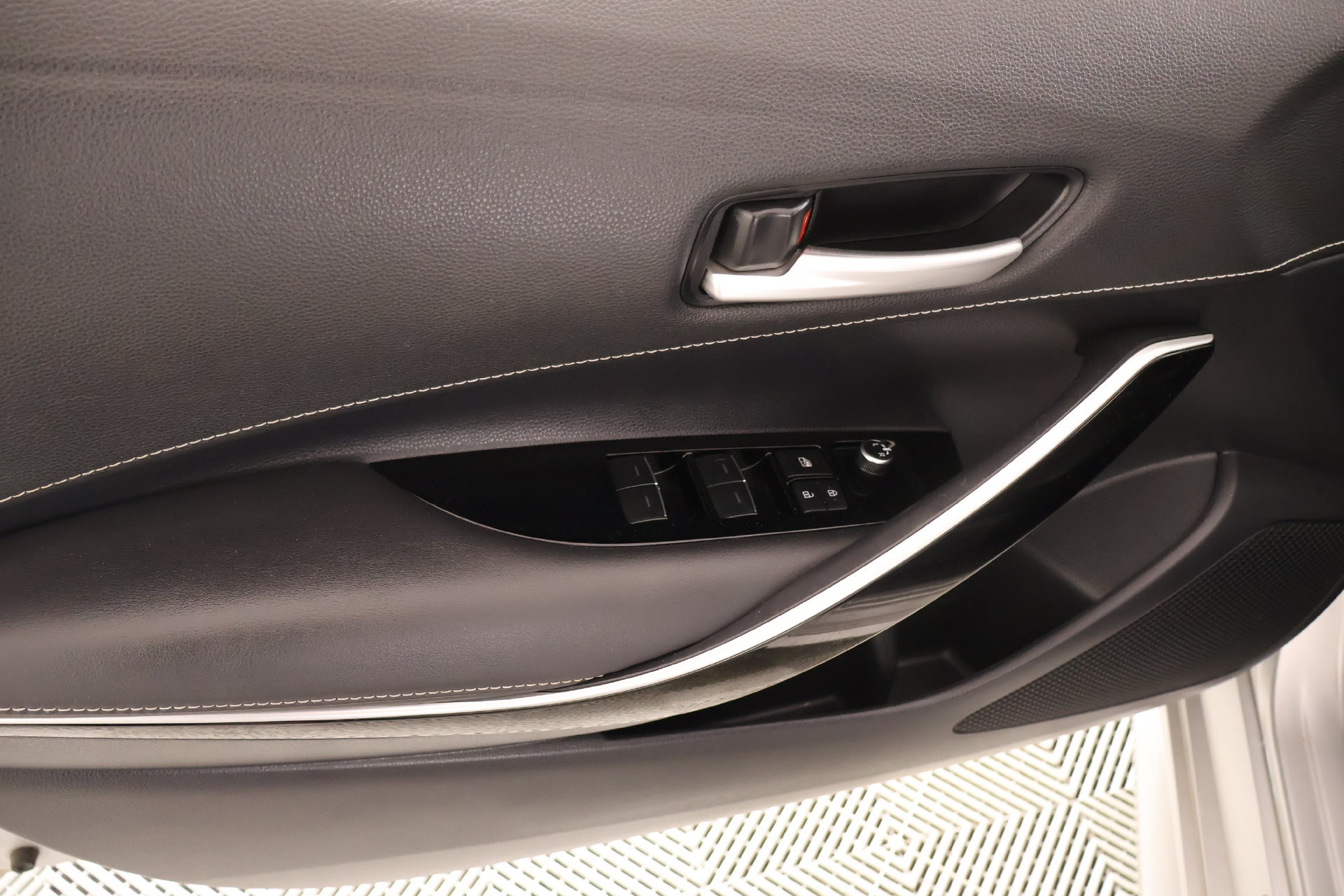Used 2019 Toyota Corolla XSE FWD image 16