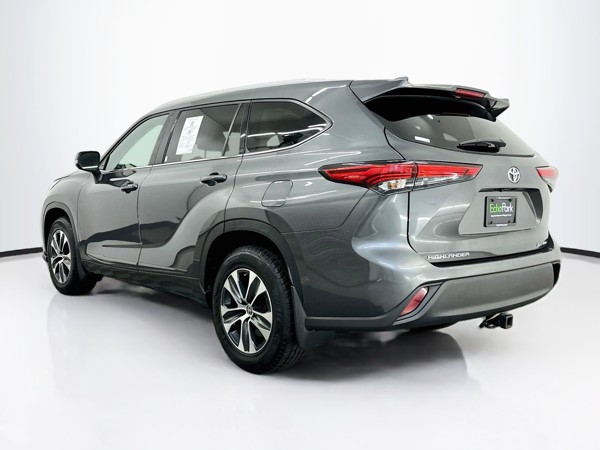 Used 2022 Toyota Highlander XLE AWD/4WD image 5