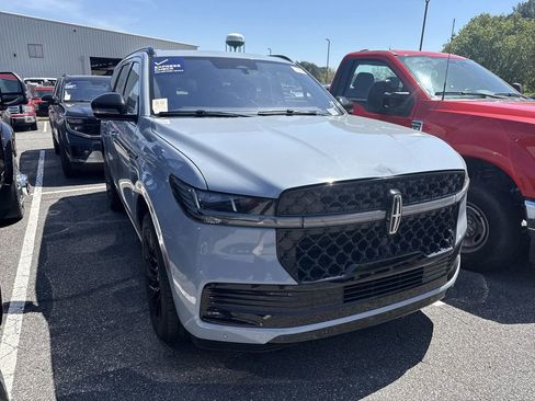 Used 2025 Lincoln Navigator Reserve w/ Jet Appearance Package image 2