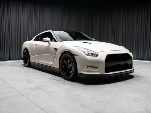 Used 2015 Nissan GT-R Premium AWD/4WD image 16