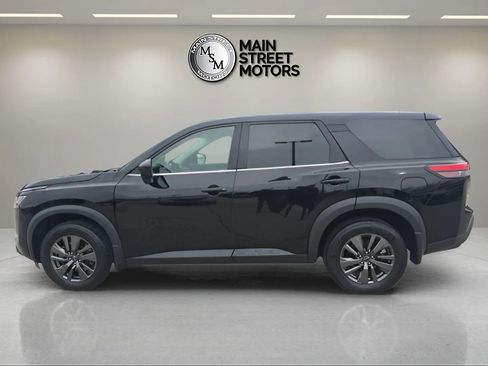 Used 2023 Nissan Pathfinder S image 2