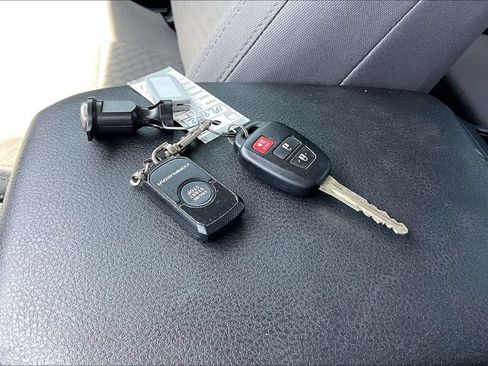 Used 2022 Toyota Tacoma SR5 AWD/4WD image 11
