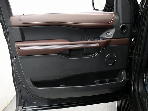 Used 2023 Ford Expedition Limited image 24