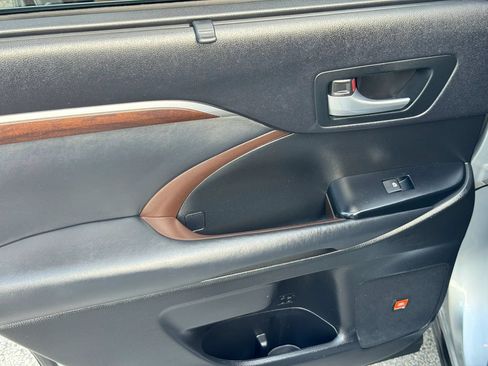 Used 2014 Toyota Highlander Limited FWD image 17