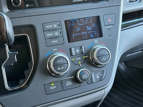 Used 2020 Toyota Sienna XLE w/ XLE Navigation Package FWD image 20