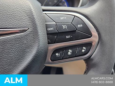 Used 2022 Chrysler Pacifica Touring-L FWD image 24