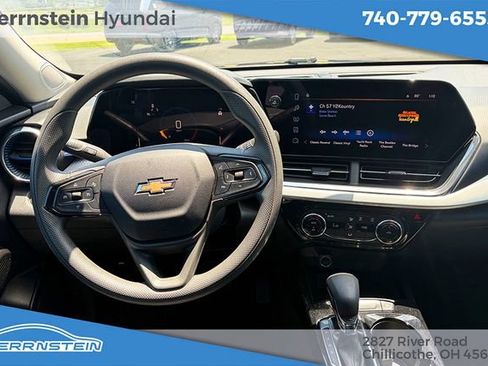 Used 2025 Chevrolet Trax LT FWD image 6
