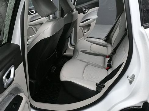 Used 2022 Jeep Compass Latitude image 10