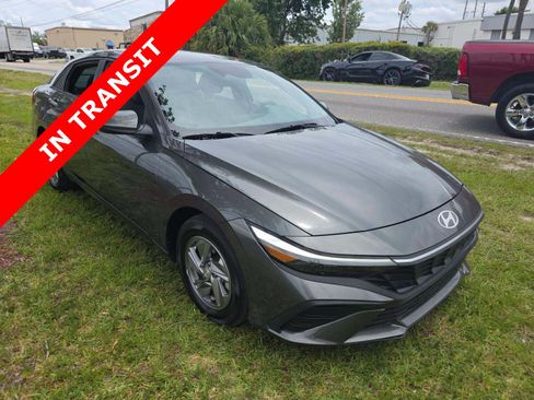 Used 2025 Hyundai Elantra SE FWD image 3