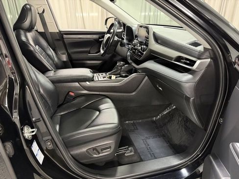 Used 2022 Toyota Highlander XLE image 7