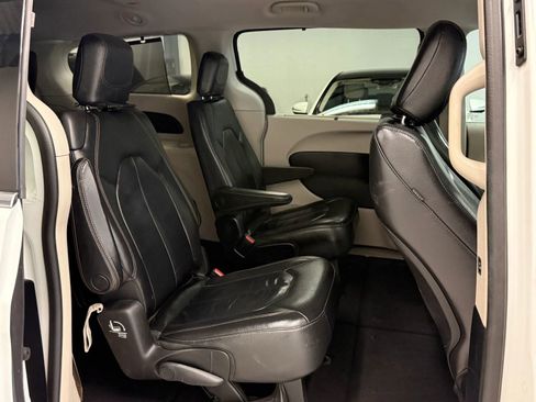Used 2017 Chrysler Pacifica Touring-L image 21