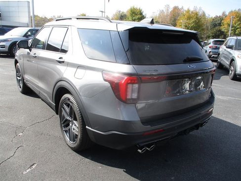 Used 2025 Ford Explorer ST image 3