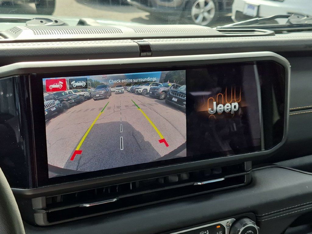 Used 2024 Jeep Wrangler Unlimited Sahara w/ Technology Group AWD/4WD image 19