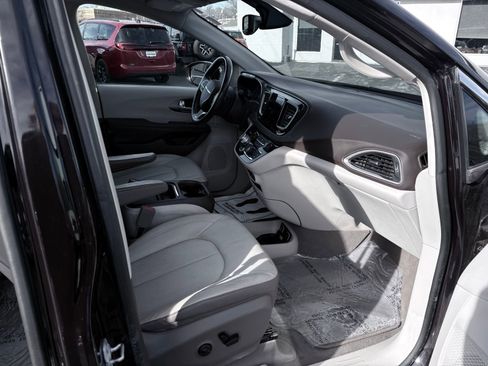 Used 2019 Chrysler Pacifica Touring-L w/ Premium Audio Group image 23