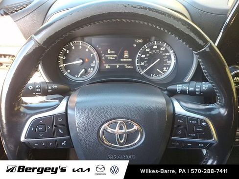Used 2020 Toyota Highlander XLE image 22