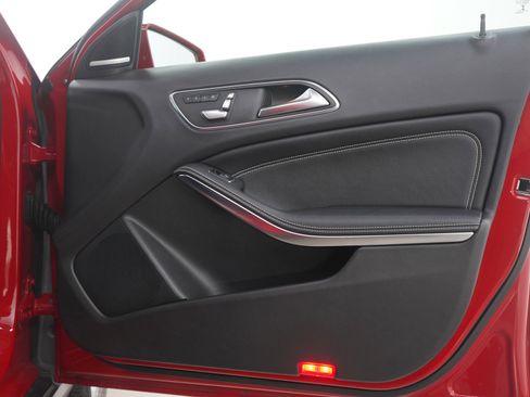 Used 2019 Mercedes-Benz GLA 250 4MATIC w/ Premium Package image 9