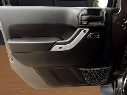 Used 2016 Jeep Wrangler Unlimited Sahara w/ Connectivity Group image 9