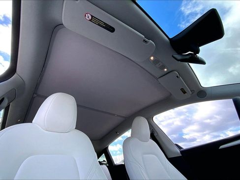 Used 2023 Tesla Model Y Performance image 12