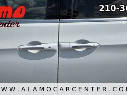 Used 2017 Chrysler Pacifica Touring-L FWD image 10