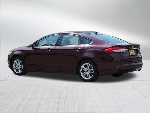 Used 2018 Ford Fusion SE w/ Fusion SE Technology Package FWD image 5