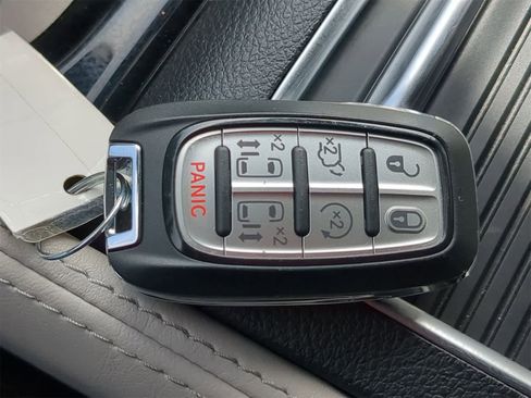 Used 2023 Chrysler Pacifica Limited image 42