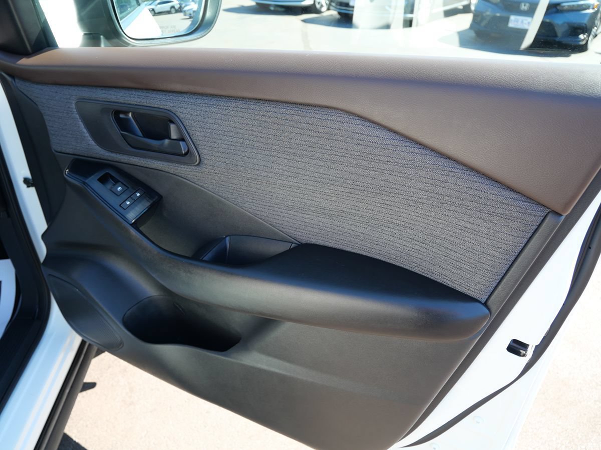 Used 2023 Nissan Rogue S AWD/4WD image 18