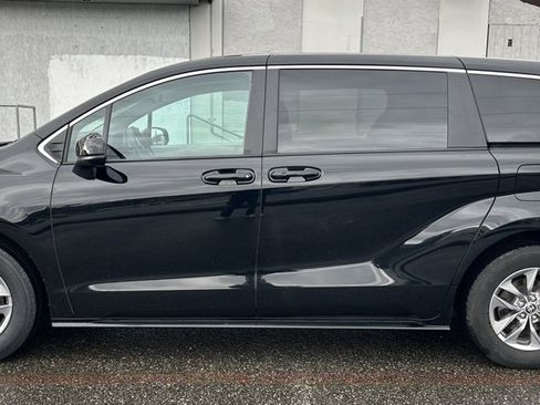 Certified 2024 Toyota Sienna LE image 8