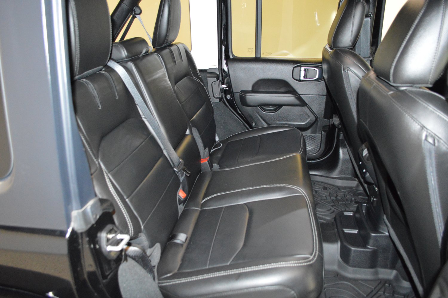 Used 2022 Jeep Wrangler Unlimited Sahara w/ Cold Weather Group AWD/4WD image 12