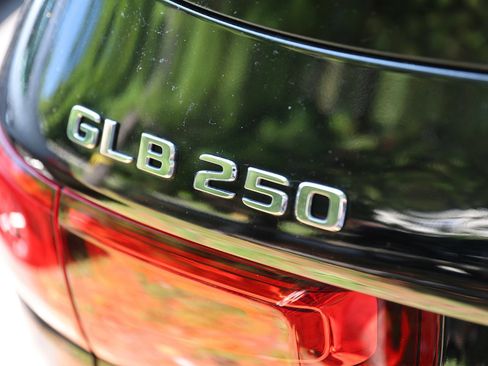 Used 2021 Mercedes-Benz GLB 250 4MATIC image 6