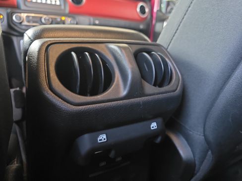 Used 2021 Jeep Wrangler Unlimited Rubicon w/ Xtreme Recon 35" Tire Package AWD/4WD image 22
