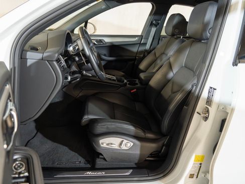 Certified 2026 Porsche Macan AWD/4WD image 16