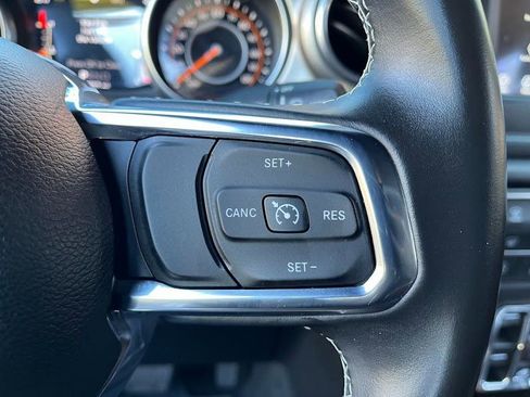 Used 2018 Jeep Wrangler Unlimited Sahara image 17