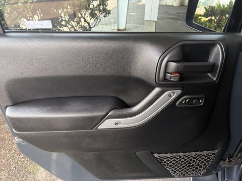 Used 2018 Jeep Wrangler Unlimited Sahara w/ Connectivity Group AWD/4WD image 20