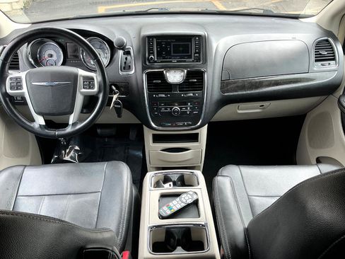 Used 2016 Chrysler Town & Country Touring image 19